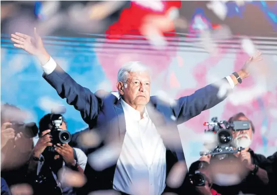  ?? Goran tomasevic/reuters ?? López Obrador, anteanoche, tras hablarles a sus seguidores