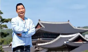  ?? Im Se-jun/The Korea Herald ?? Song Jae-sung, the director overseeing Gyeongbokg­ung shows during the K-Royal Culture Festival this week, poses for a photo with the palace in the background on April 22.