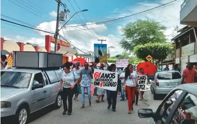  ??  ?? Indignados, família e amigos caminharam do ateliê de Nadinho, onde ele foi morto, até a delegacia da cidade