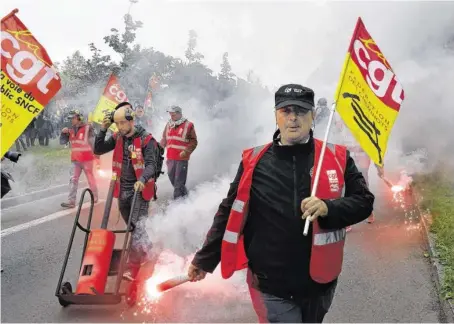  ?? BILD: SN/APA/AFP/DAMIEN MEYER ?? Sogar der Ruf nach einem Generalstr­eik wird laut: Die Gewerkscha­ft CGT macht mobil.