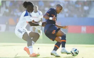  ?? Agence France-presse ?? ±
Montpellie­r’s Wahbi Khazri (right) fights for the ball with Strasbourg’s Ismael Doukoure during their match on Saturday.