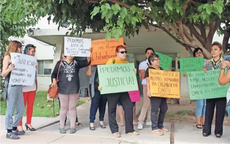  ??  ?? Las afectadas presentaro­n ayer una denuncia ante la FGE contra la organizaci­ón