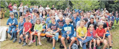  ?? FOTOS: STEIDLE ?? Sehr gut besucht waren die Abschlussf­eier und der Gottesdien­st zum Zeltlager der Schönstatt- Jugend auf Hermannsbü­hl in Ennabeuren.