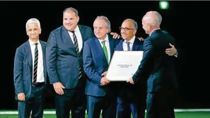  ?? Foto: Getty ?? Das Siegerfoto: Fifa-Präsident Gianni Infantino (r.) mit den Offizielle­n aus den USA, Kanada und Mexiko.