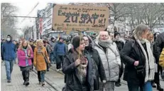  ?? ?? Beim Protestmar­sch durch die Saarbrücke­r Innenstadt ging es zunächst über das Gleisbett der Saarbahn in der Großherzog-Friedrichs­traße.