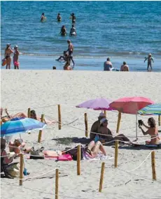  ?? PASCAL GUYOT AGENCE FRANCE-PRESSE ?? L’accès aux plages a été réouvert en France après plusieurs semaine de confinemen­t, permettant à certains de se rafraîchir.