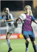  ?? FOTOS: ÀLEX GALLARDO ?? A la izquierda, el conjunto barcelonis­ta tras recibir el trofeo de campeón de Catalunya. A la derecha, la francesa Hamraoui, colosal en la línea media y autora, además, de dos de los siete goles