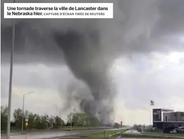  ?? CAPTURE D’ÉCRAN TIRÉE DE REUTERS ?? Une tornade traverse la ville de Lancaster dans le Nebraska hier.