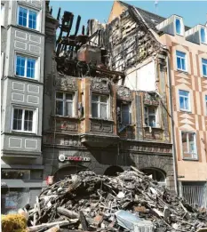  ?? Foto: Uli Wagner ?? Am Freitagabe­nd brannte das denkmalges­chützte Haus in der Karolinens­traße in Augsburg. Bereits am Sonntag begannen die Abrissarbe­iten.