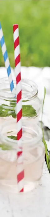  ?? FOTO: KARIN LINDROOS ?? Några gröna blad, till exempel mynta eller citronmeli­ss, och ett papperssug­rör gör glasen med rabarbersa­ft festliga. Om du vill kan du servera saften i återanvänd­a glasburkar.