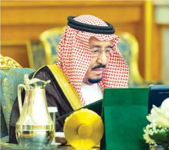  ?? SPA ?? King Salman chairs the weekly Cabinet session at Al-Salam Palace in Jeddah on Tuesday.