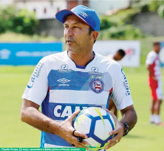  ??  ?? Cláudio Prates, 52 anos, comandará o Bahia contra o Paraná, amanhã