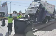  ??  ?? Las autoridade­s municipale­s cuentan con choferes y tripulació­n para los camiones que entrarían al quite.