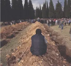  ?? AP / Emre Tazegul ?? DOS FILAS de fosas esperan por las víctimas de la explosión en la mina en Soma. La pesquisa inicial establece las muertes fueron causadas por envenenami­ento de monóxido de carbono.