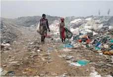  ?? Reuters ?? Poor women arrive to sort recyclable plastic at the Dandora dump on the outskirts of Nairobi, Kenya