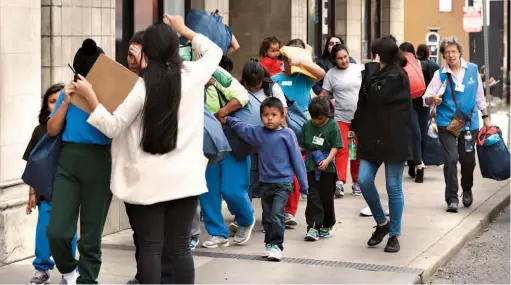  ??  ?? Encierro. En febrero una delegación del Caucus Hispano visitó el centro de Homestead y se comprometi­ó a velar por los derechos de los niños.