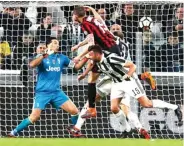  ?? ALESSANDRO GAROFALO/REUTERS ?? TERLECUT: Aksi Leonardo Bonucci (atas) saat membobol gawang Juventus melalui sundulan di laga kemarin.
