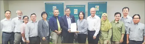  ??  ?? SFC chief executive officer Wong Ting Chung (centre) and Technicorp­s director Jessica Yong on his left with the project documents at the handover ceremony.