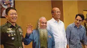  ?? AFP PIC ?? Catholic priest Father Teresito Suganob (second from left) at a press conference at the military headquarte­rs in Manila yesterday.
