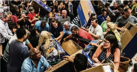  ?? GETTY ?? Solche Szenen wie hier am Black Friday in São Paulo wollen die Schweizer Elektronik-händler verhindern.