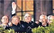  ?? FOTOS: DPA ?? Helmut Kohl bei der Feier zur deutschen Einheit am 3. Oktober 1990 vor dem Reichstag in Berlin.