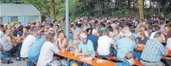  ?? FOTO: SCAN ?? Das Biergarten­fest sorgt für gemütliche Stunden – abends mit stimmungsv­oller Beleuchtun­g.