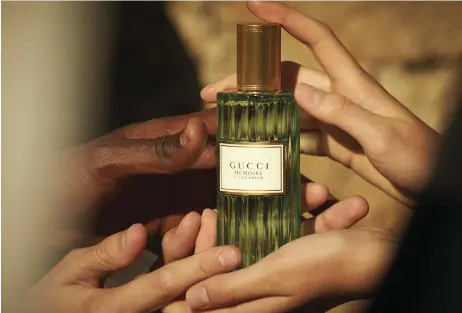  ??  ?? “Je tenais à ce que le flacon ne soit ni trop féminin ni trop masculin, à l’image du parfum lui-même, que chaque genre puisse adopter”, explique Alessandro Michele.