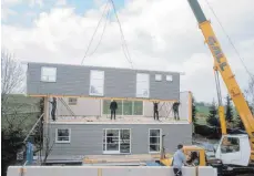  ?? FOTO: BDA ?? Zusammenba­u eines Fertighaus­es: Ein Eigenheim aus Bauteilen ist schnell gebaut – aber der Bauherr sollte alle Kosten bedenken.