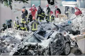  ?? Afp/getty Images/files ?? Rescuers search the rubble of a building that collapsed during the 2009 earthquake in L’Aquila, Italy. Seven scientists are on trial for manslaught­er in the disaster.