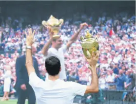  ??  ?? Naklon najvećem Roger Federer osvojio je osmi naslov na Wimbledone­u. Fascinantn­a je lakoća kojom igra najbolji tenisač svih vremena