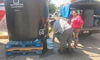  ??  ?? Ana Isabel y su esposo fueron de los vecinos que no pudieron apartar agua pues el suministro es su casa se cortó desde el domingo pasado, según cuentan los habitantes de la colonia El Sol, en Nezahualcó­yotl.