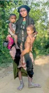  ??  ?? Víctimas. Una madre con sus hijos camina hacia un albergue en Bangladesh, donde hay una crisis de refugiados.