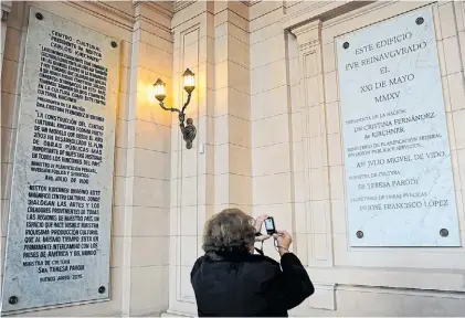  ??  ?? Placas. Las originales dicen Centro Cultural Presidente Dr. Néstor Carlos Kirchner, como se aprobó en 2012.