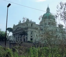  ??  ?? Capodimont­e La facciata della Basilica dell’Incoronata Madre del Buon Consiglio sarà interessat­a da lavori di restauro