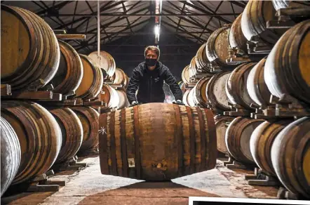  ?? – afp ?? many distilleri­es in Scotland are experiment­ing with finishing their whiskies in casks outside of the traditiona­l sherry and bourbon ones.