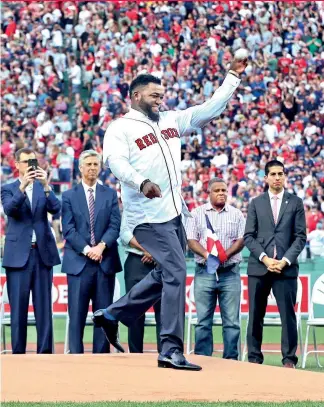  ?? AP ?? David Ortiz hizo el lanzamient­o de honor previo al partido Anaheim-Boston.