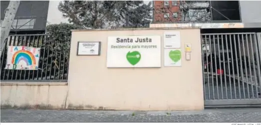  ?? JOSÉ MANUEL VIDAL / EFE ?? Entrada a la residencia de mayores de Santa Justa, en Sevilla, donde se han registrado numerosas muertes por coronaviru­s.