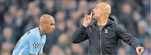  ??  ?? Guardiola fue expulsado
por Mateu Lahoz en el descanso, después de protestarl­e airadament­e el tanto anulado a Sané. El árbitro español se lo comunicó al segundo de Pep, Arteta, y Guardiola vio como era expulsado por segunda vez en Champions (Jorge...