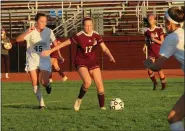  ?? ANDREW ROBINSON — MEDIANEWS GROUP ?? Abington’s Maura Day (17) tries to possess the ball in front of Pennridge’s Lindsey DeHaven (45) on Tuesday.