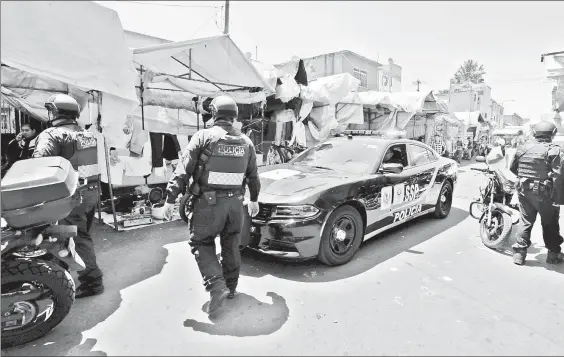  ??  ?? Policías de la Secretaría de Seguridad Pública de la Ciudad de México, durante un operativo el 15 de mayo en la calle Jesús Carranza, de la colonia Morelos, para detener a asaltantes ■ Foto Alfredo Domínguez