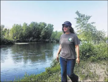  ?? Benjamin Spillman The Associated Press ?? Lori Leonard of The Nature Conservanc­y walks Aug. 30 along a recently restored section of the Truckee River east of Sparks.