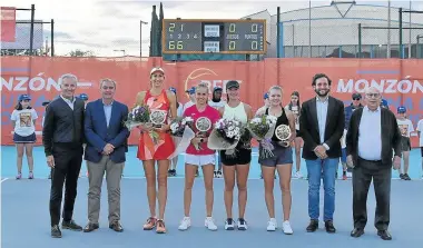  ?? ?? Las finalistas, a la izquierda, y las campeonas, a la derecha, en la entrega de trofeos.