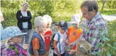  ?? FOTO: SILVIA MÜLLER ?? Klaus Butschle schaute mit den Kindern in die Nistkästen rein und erklärte einiges dazu.