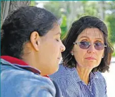  ??  ?? SOSTÉN. La ginecóloga Marie Lourdes González atendió a Leticia en su segundo embarazo. A pesar de que dejó de trabajar para ASSE, siguió acompañánd­ola. Sin ayuda de un abogado, hizo una denuncia penal que todavía no se resolvió. Para asegurarse que avanzara, le mandó cuatro cartas a la jueza. Ahora pelea para que este tercer embarazo llegue a buen término.