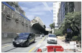  ?? (Photo Jean-François Ottonello) ?? L’avenue sera fermée pour permettre la destructio­n de la dalle de béton, du trottoir qui longe le boulevard Charles-III et de la pergola qui surplombe l’avenue de Fontvieill­e.