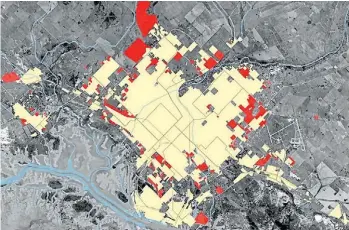  ??  ?? Bahía Blanca. Por cada punto de crecimient­o poblaciona­l, la ciudad se expandió 4,1 puntos. Si la población creciera un 10% en 10 años, su mancha urbana crecería el 41%.