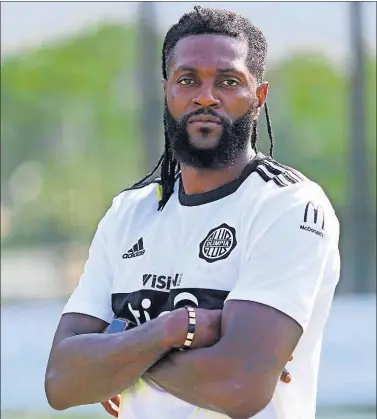  ??  ?? Emmanuel Adebayor, en una imagen con su último club, el Olimpia de Paraguay.