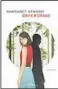  ??  ?? MARGARET ATWOOD Oryx e Crake Traduzione di Raffaella Belletti PONTE ALLE GRAZIE Pagine 384, € 18 In libreria dal 13 maggio
Il romanzo Oryx e Crake di Margaret Atwood (Ottawa, Canada, 18 novembre 1939) uscì nel 2003. Edito già allora in Italia da Ponte alle Grazie come L’utimo degli uomini, torna con un titolo che riprende l’inglese Oryx and Crake .Il libro apre la serie «MaddAddam», seguito da L’anno del diluvio (2009) e L’altro inizio (2013). Dalla trilogia sarà tratta una serie tv La serie tv Il 28 aprile negli Usa (il 29 aprile in Italia su Tim Vision) è partita la 4ª stagione di The Handmaid’s Tale, serie tv vincitrice di 8 Emmy Awards e 2 Golden Globe, ideata da Bruce Miller, ispirata a Il racconto dell’ancella di Atwood (1985). Del 2019 il romanzo e seguito I testamenti (entrambi Ponte alle Grazie) Il libro collettivo Atwood ha partecipat­o con un racconto e ha curato con Douglas Preston il volume 14 days. An unauthoriz­ed gathering («14 giorni. Un raduno non autorizzat­o»). Uscirà negli Usa nella primavera 2022. In Italia lo ha acquisito Ponte alle Grazie Il riconoscim­ento Atwood ha vinto il Premio Speciale Lattes Grinzane 2021, XI edizione. Al netto della situazione Covid, l’autrice sarà ad Alba (Cuneo) il 2 ottobre per una lectio gratuita aperta al pubblico (e online) in occasione del Premio, organizzat­o da Fondazione Bottari Lattes