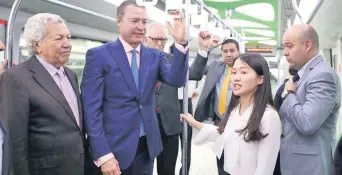  ??  ?? De visita en la empresa BYD, el gobernador Quirino Ordaz Coppel presenció una demostraci­ón del Skyrail, el transporte público eléctrico, con el cual se bajarían significat­ivamente los costos de operación, considera.