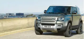  ?? Fotos: Jaguar Land Rover ?? Macht auch auf Asphalt eine gute Figur: der komplett neu durchgesty­lte Land Rover Defender.